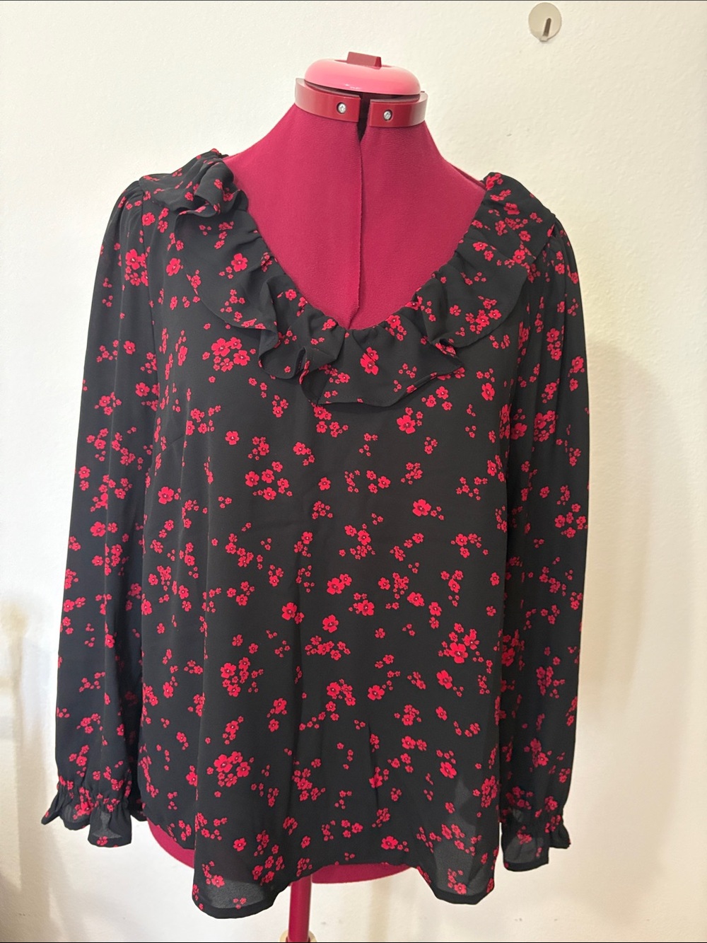 J CREW Size Small black&red floral long-sleeve ruffled V-neckline 100% polyester